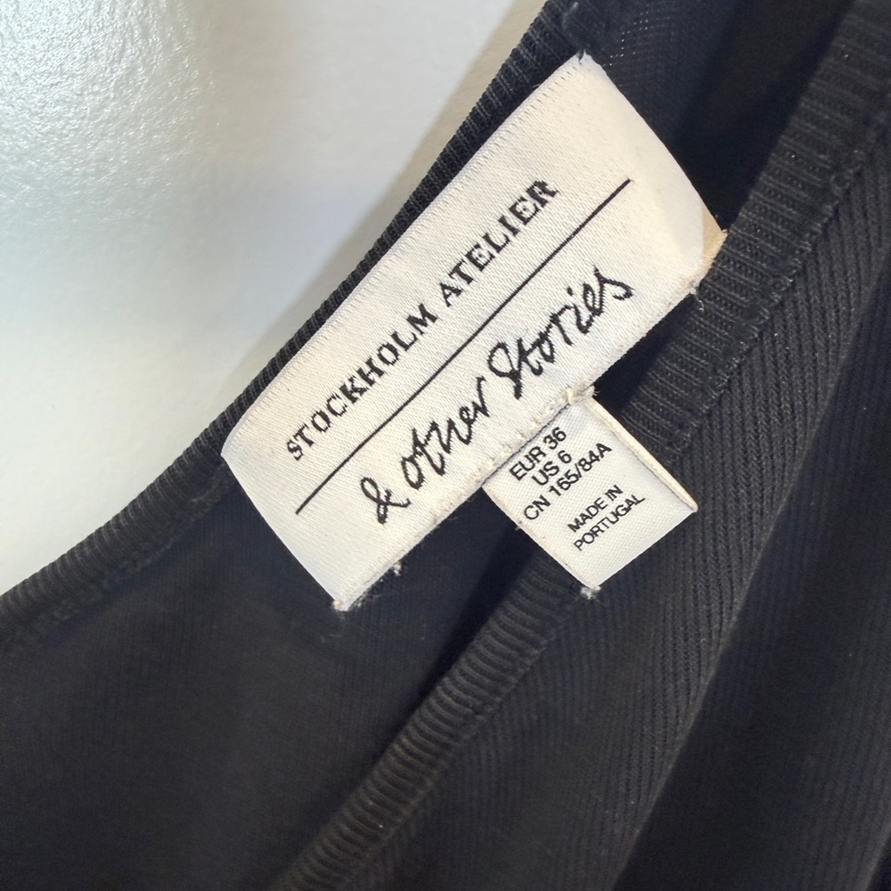 & Other Stories Stockholm Atelier Black V-Neck Tank Top Minimalist Flowy Size 6 - Picture 3 of 3